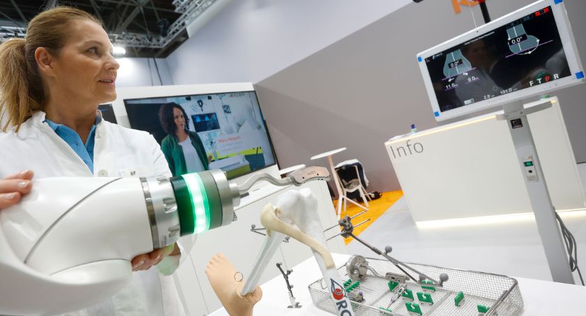 KUKA is showcasing pioneering medical robot applications with a focus on orthopedics and neurosurgery. Two partner organizations are present at this year’s KUKA booth—Orthokey from Italy with its Robin application and Ronna Medical from Croatia with its Ronna G6 application. Photo: Messe Düsseldorf/ctillmann.